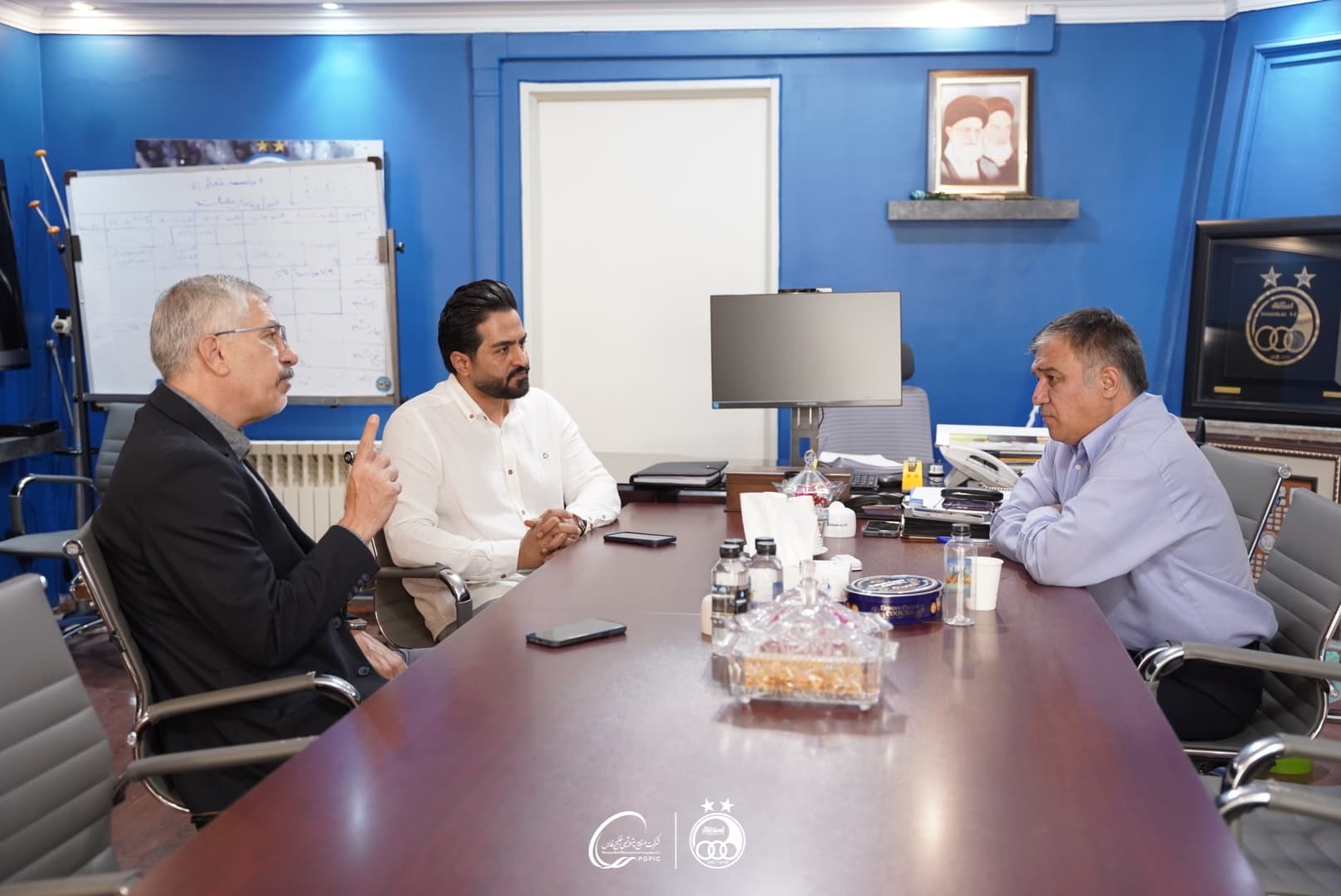 جلسه دکتر تاجرنیا با سرمربی و سرپرست تیم بسکتبال آقایان استقلال